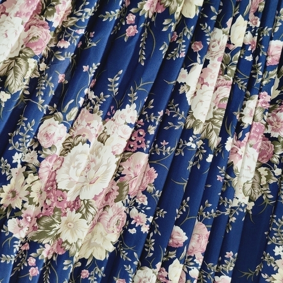 Vintage Alcott and Andrews Blue Floral Silk Blouse and Skirt Set - Picture 12 of 16